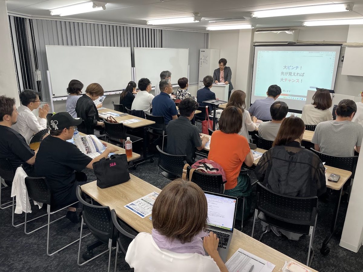 第2回大阪AI経営ビジネスサミットで基調講演を行う坂田誠と、会場で受講する関西の経営者