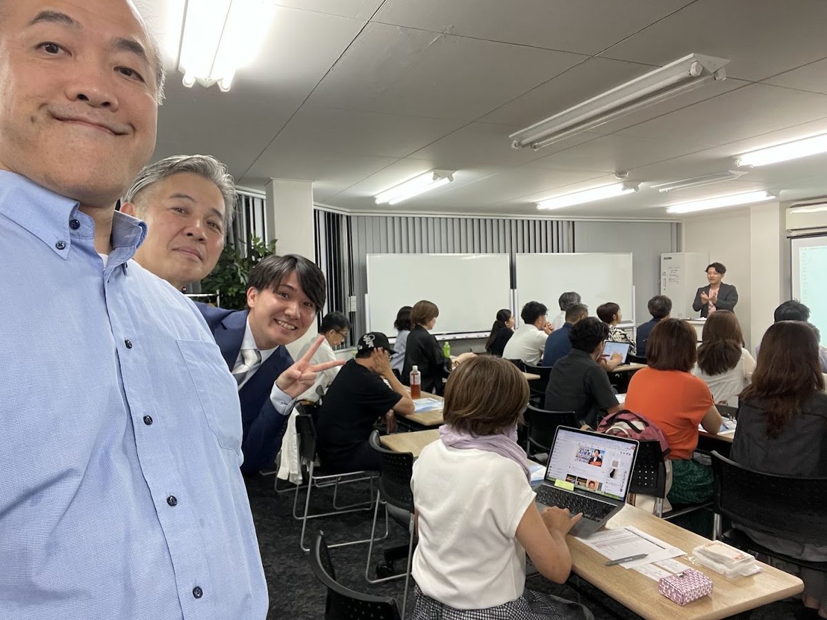 第2回大阪AI経営ビジネスサミットの会場で講義を聞く参加者とスタッフ